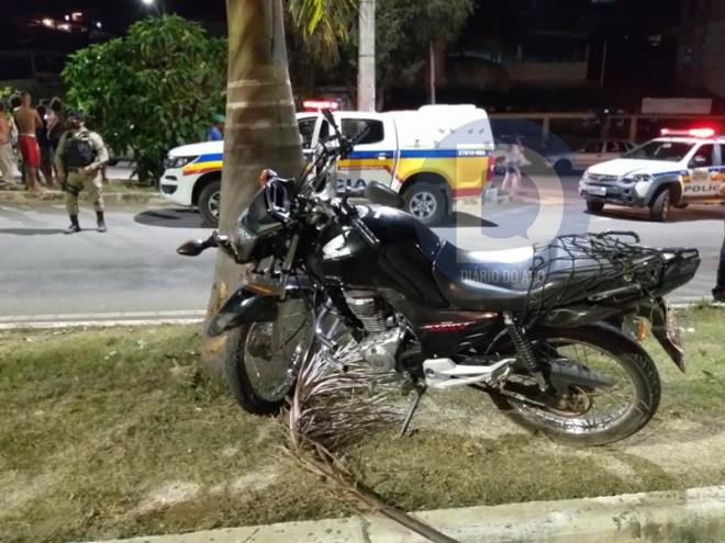 A vítima estava nesta motocicleta, que ficou com a frente danificada