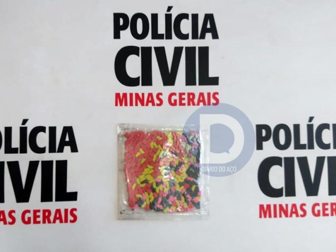 Os comprimidos de ecstasy foram apreendidos logo depois da entrega ser feita à adolescente