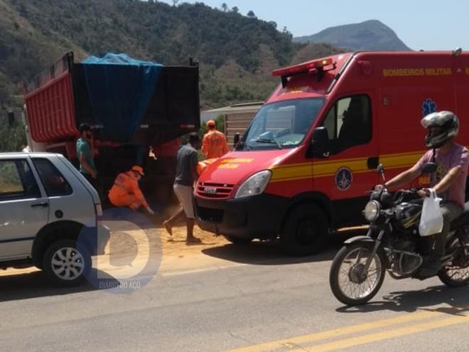 Os bombeiros foram socorrer a motociclista, mas ela já estava sem vida