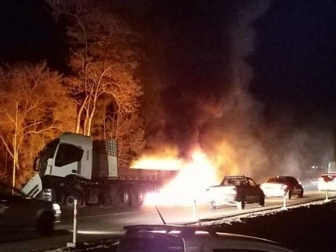 Carro ficou prensado em uma colisão entre dois caminhões, na noite de quinta-feira (17), na BR-381 em Bom Jesus do Amparo 