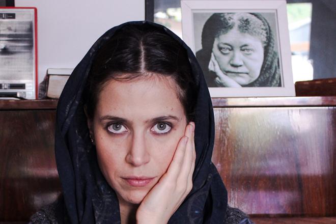 A atriz Mel Lisboa interpreta a história de Madame Blavatsky