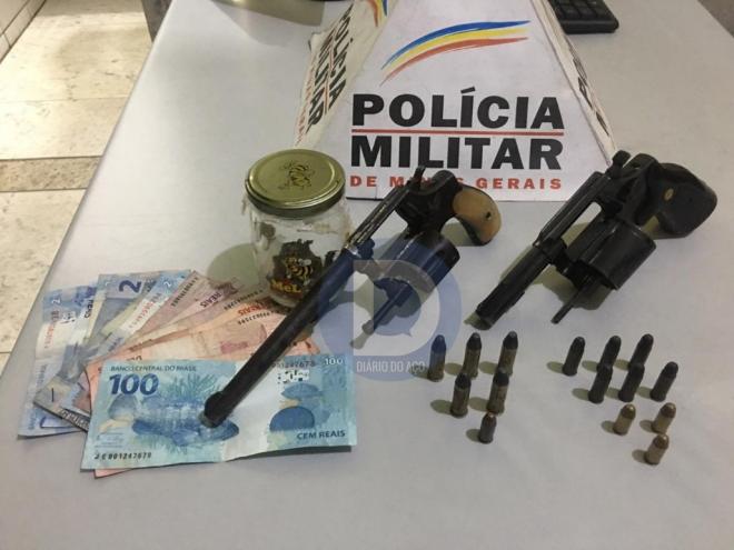 A Polícia Militar apreendeu revólveres, notas de dinheiro, munições e porções de droga