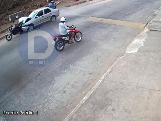 o momento que o Siena atinge a traseira da motocicleta com dois ocupantes