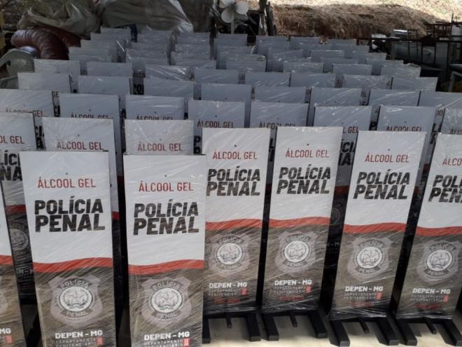 Os totens são constituídos de uma estrutura de ferro e uma placa de PVC
