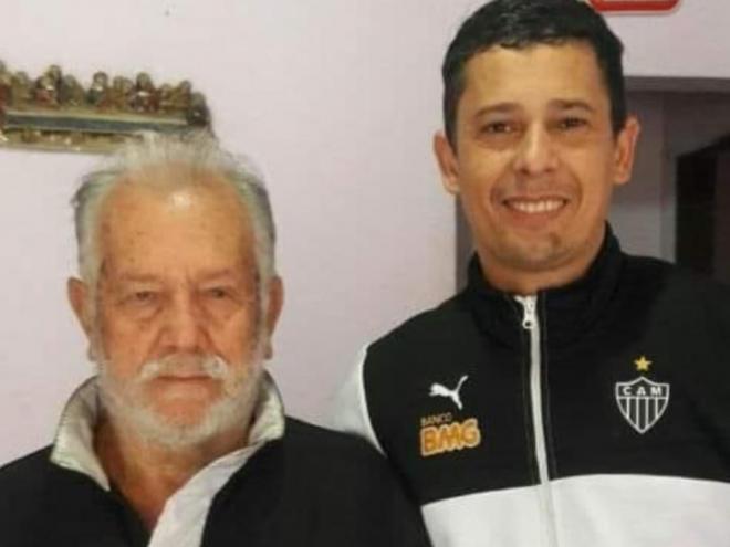Senhor João (na foto ao lado do filho Marcelo, que é árbitro na Liga Acesitana) era um apaixonado pelo futebol amador de Timóteo