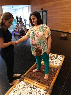 Alice Peri Maura, na exposição sensorial “Parque de Bambu”