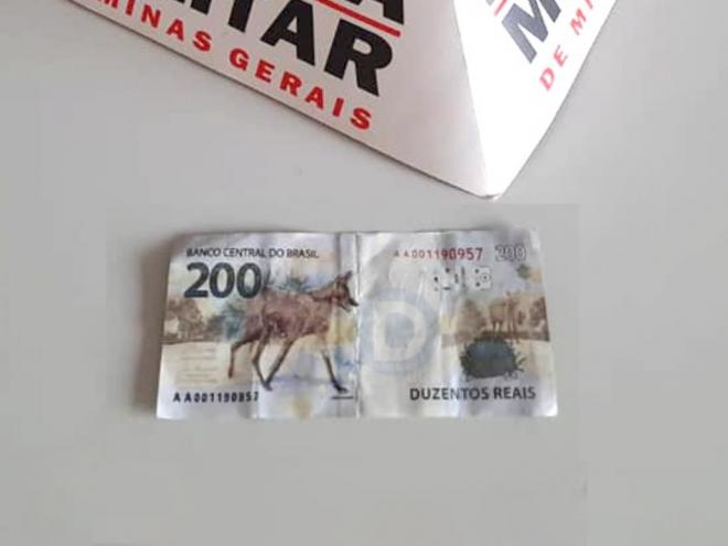 Falsificação grosseira apresenta número sem brilho característico do dinheiro de verdade