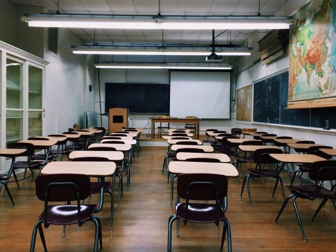 O retorno às salas de aula deverá contar com medidas de segurança, como higienização e distanciamento social