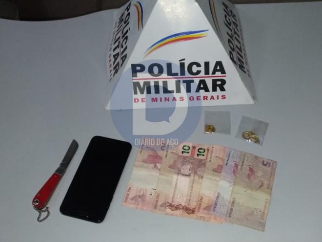 O canivete usado para roubar as vítimas foi apreendido, além do celular roubado