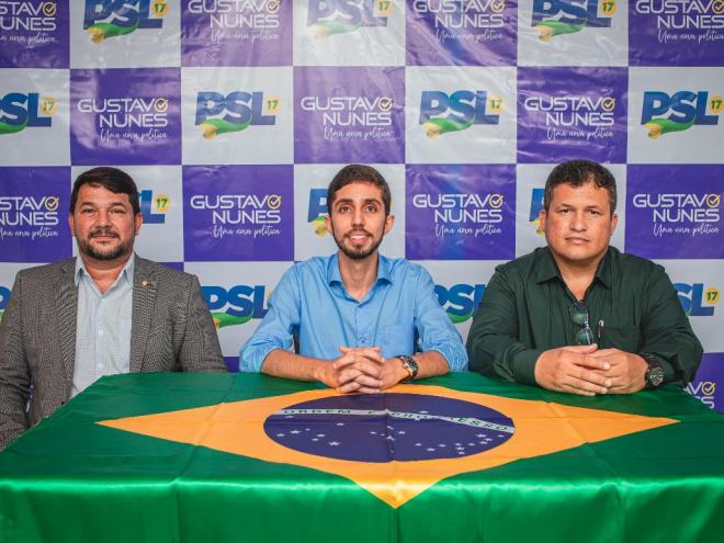 O deputado Enéias Reis ao lado dos pré-candidatos a prefeito, Gustavo Nunes, e a vice-prefeito, Allex Imóveis