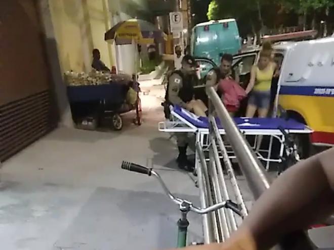 Adolescente foi socorrido em um carro da PM, mas não resistiu e morreu ao dar entrada no hospital municipal 