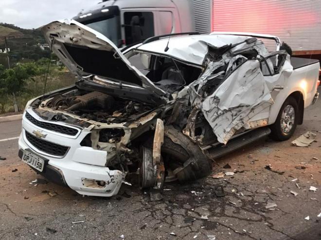 Motorista da caminhonete saiu com vida do acidente e foi socorrido por Bombeiros Militares e SAMU 