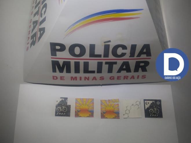 Foi localizado na casa do autor cinco invólucros com adesivos (117 micropontos) aparentando ser LSD