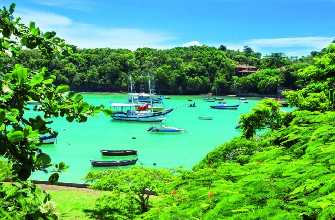 Com muito conforto, o turista é levado pelas águas do mar de Búzios em agradáveis passeios em escunas e barcos