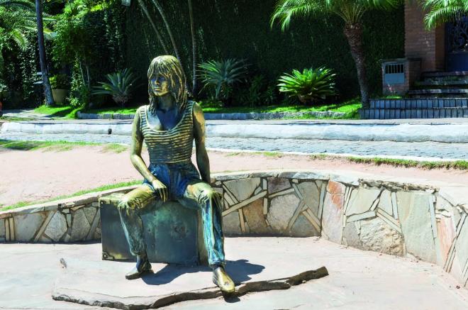 Brigitte Bardot marcou a história de Búzios. A estátua de bronze fica na Orla Bardot, entre a Praia da Armação e o calçadão