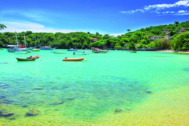 Búzios tem mais de 20 praias, roteiros históricos, culturais e ecológicos, hotéis, restaurantes e lojas para todos os gostos