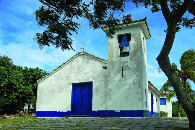A Igreja de Sant´Ana, na Praia dos Ossos, tem mais de 300 anos. Atrás da igreja fica o Cemitério dos Escravos