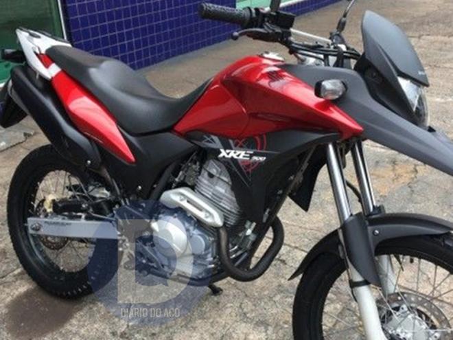 A moto roubada da vítima, parecida com a da foto, foi levada por um marginal armado