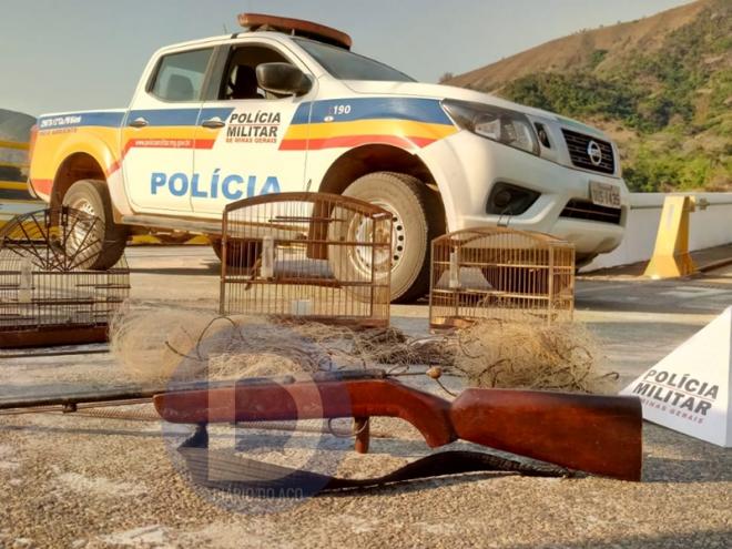 Ao final da operação, os policiais recolheram arma de fogo, rede de pesca e outros objetos