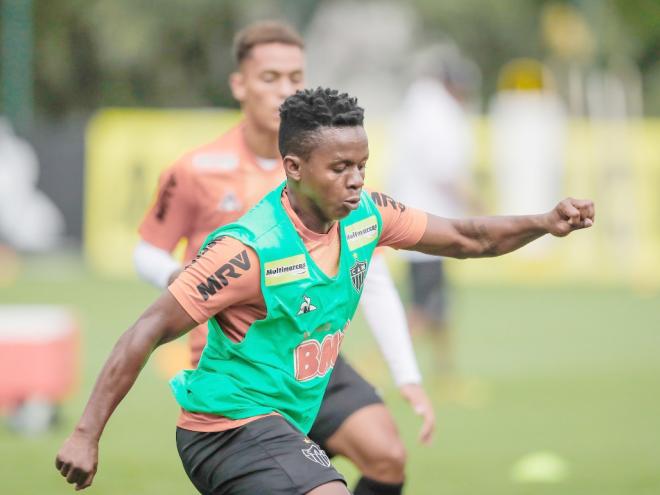 Cláusula em contrato impede meia de enfrentar o ex-time