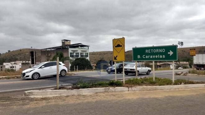 Alguns motoristas reclamaram da solução encontrada para reduzir a velocidade e outros defendem construção de uma trincheira no local 