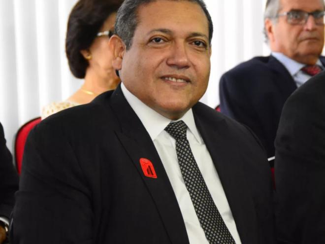 O desembargador do TRF-1 nasceu em 16 de maio de 1972 em Teresina, no Piauí. Tem 48 anos. Se for indicado e tomar posse no STF, pode ficar 27 anos na cadeira, até completar 75 anos em 2047