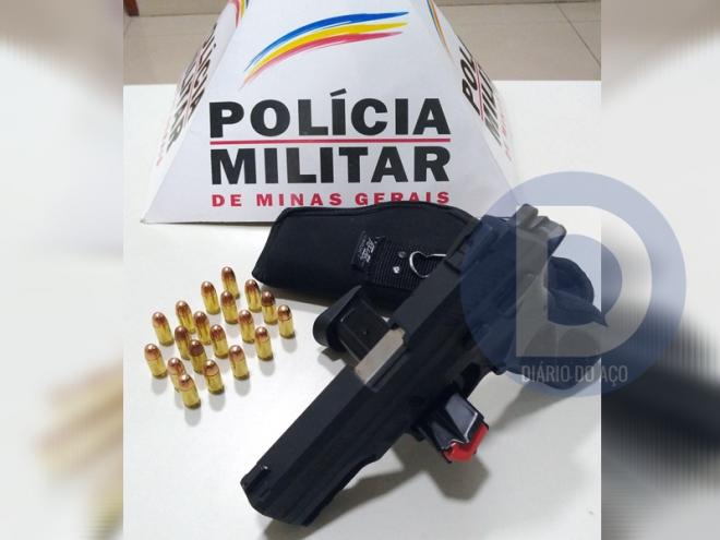 A pistola de calibre 380 estava municiada com 19 cartuchos, conforme informou a PM