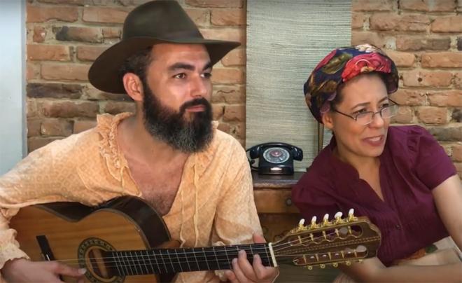 Os personagens Zé Antônio e Carmelinda cantam e contam histórias