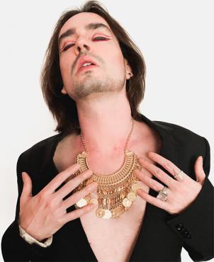 Johnny Hooker mostrará as músicas de seus dois álbuns e outras