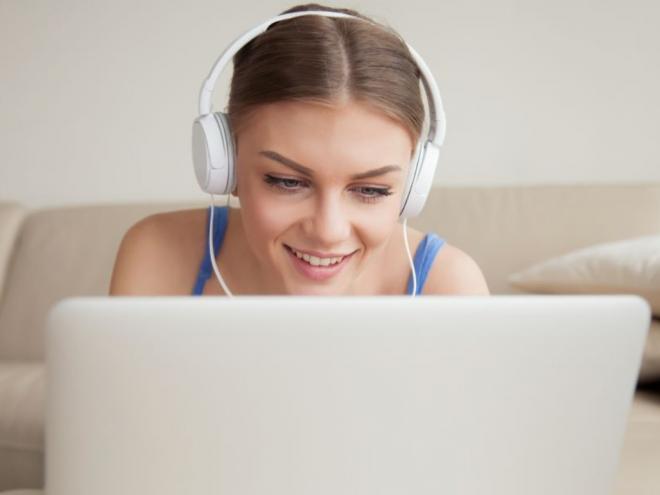 A ferramenta funciona com conteúdo sob demanda permitindo que os vestibulandos possam acessá-los a qualquer momento de forma simples, na internet ou em aplicativos para celular pelo Spotify