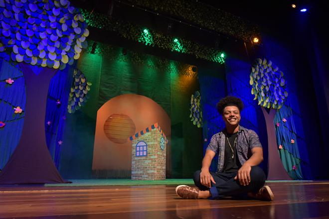 Cenário da montagem da peça teatral Os Três Porquinhos