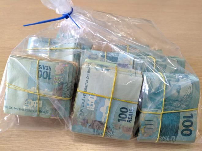 Mais de 68 mil reais foram apreendidos em caixas de sapato durante cumprimento de mandados de busca e apreensão 