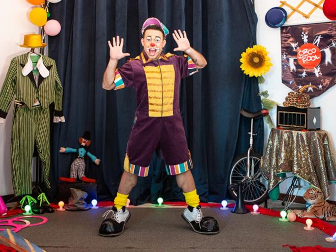 O maior menor palhaço do mundo canta, dança, salta e faz comédia