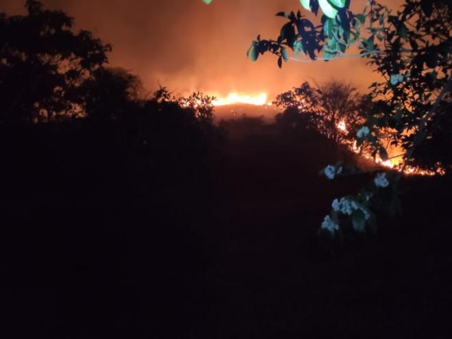 Queimada atingiu área de preservação e passou a ameaçar chácaras, em Santana do Paraíso 