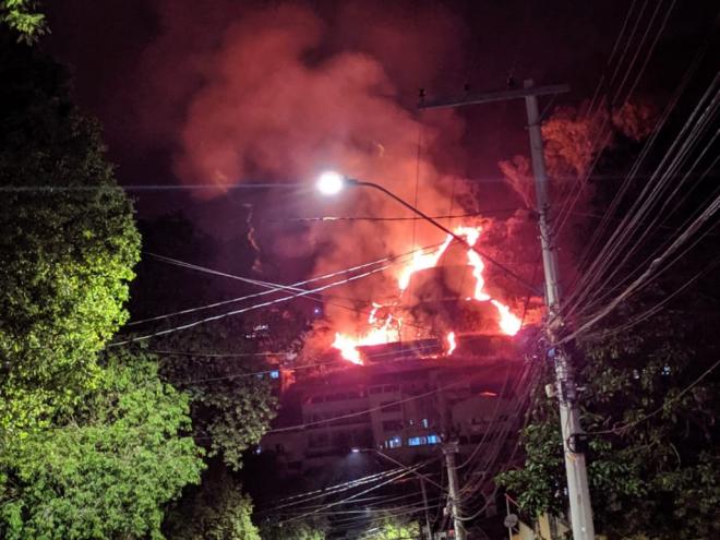 Incêndio atingiu encosta bem perto de residências, no bairro Ideal, na noite de terça-feira 