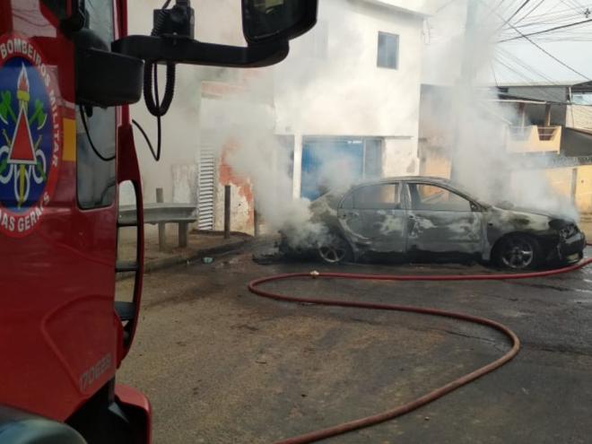 Corolla ficou totalmente queimado, como resultado de desacerto de cobrança de dívida 