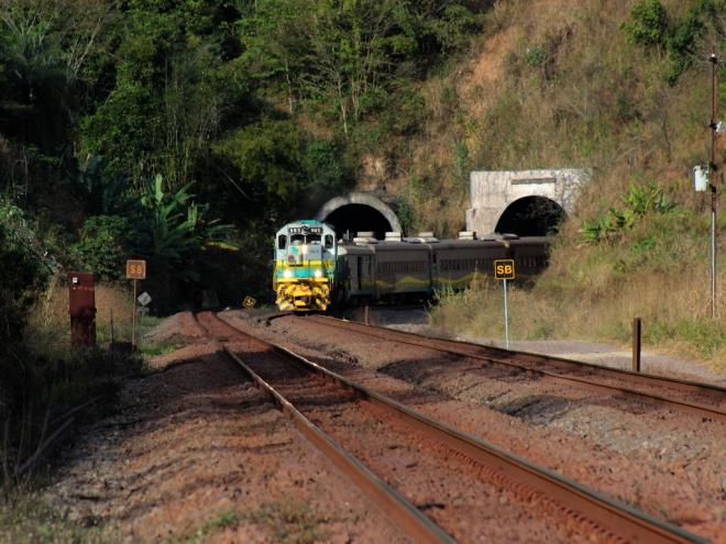 Vale alerta para o perigo de crianças brincarem próximo à ferrovia