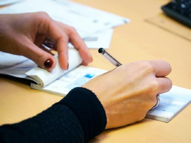  Quantia escrita no cheque em algarismos estava errada, mas o valor correto foi grafado por extenso, o bastante para não haver dúvidas
