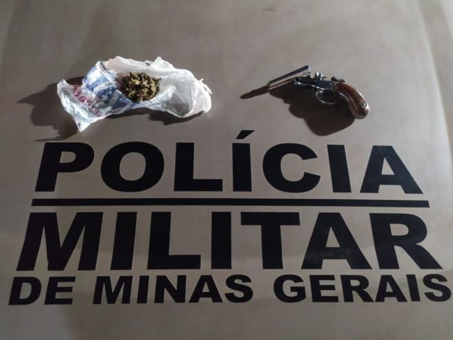 Foi apreendido uma garrucha cromada calibre 22 e uma porção de substância análoga a maconha