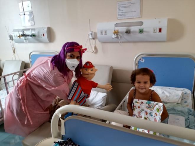 Ação para as crianças contou com a participação de uma boneca humana que visitou os leitos da pediatria e da UTI pediátrica