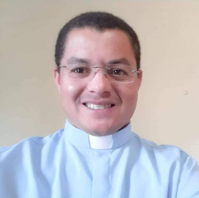 O padre Adriano da Silva Barros, 36 anos, era Vigário da Paróquia de São Simão, em Simonésia