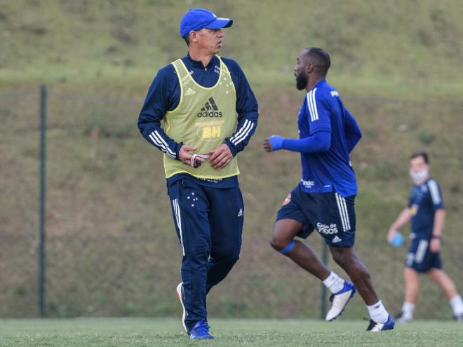 O ex-zagueiro Célio Lúcio vai comandar o time na partida desta noite