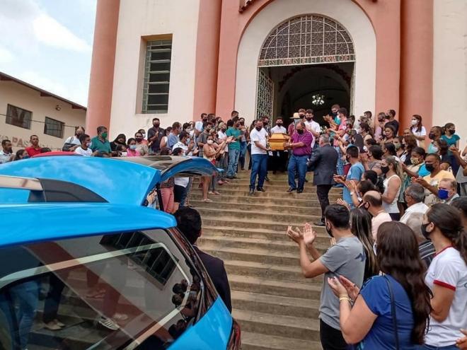 Missa de corpo presente do padre Adriano da Silva Barros foi celebrada na manhã dessa quinta-feira 