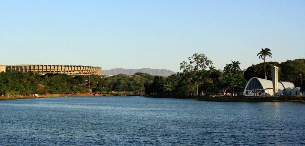 Atrativos em Belo Horizonte: Lagoa da Pampulha com a igreja de São Francisco e o Mineirão ao fundo