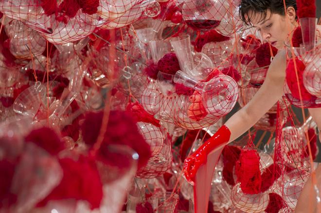 Performance na galeria True Rouge (2016), coreografada por Lia Rodrigues