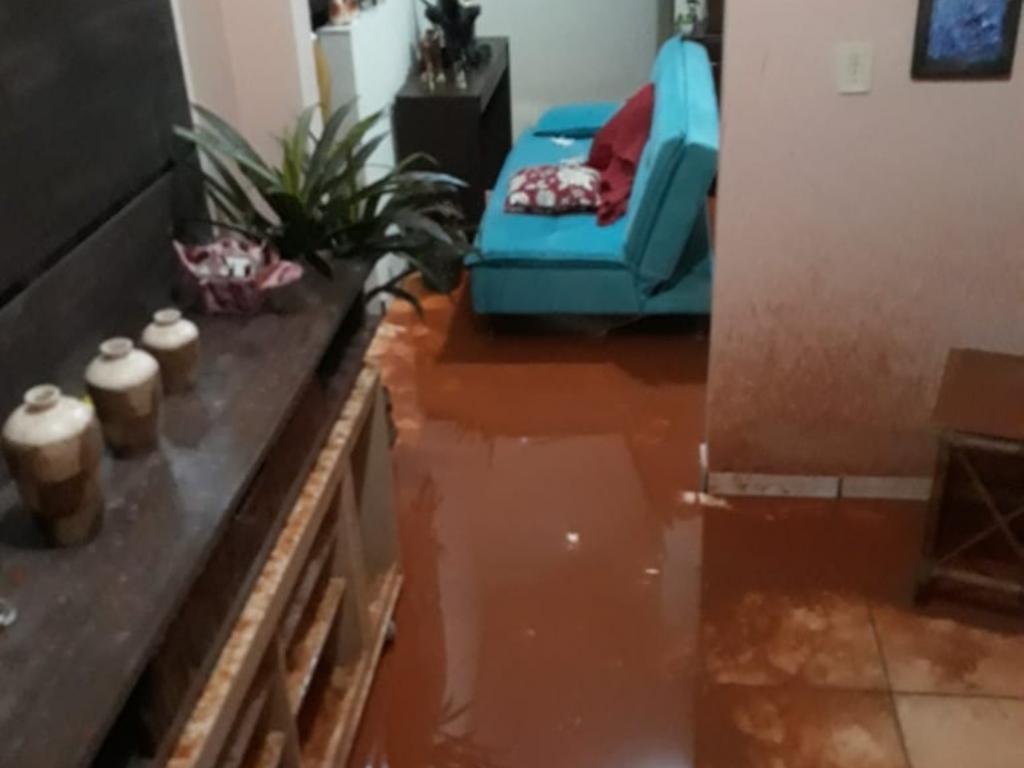 Com desabamento de muro, residência no bairro Ana Rita foi tomada por lama e água da  chuva 