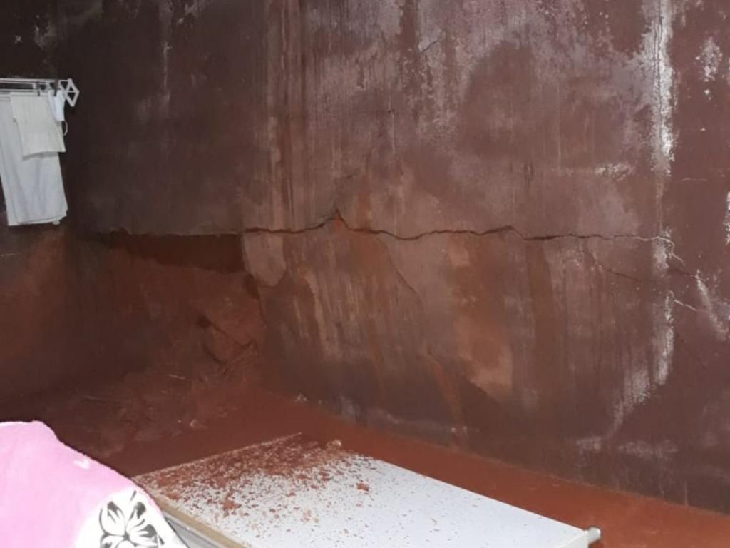 Com risco de um desabamento ainda maior, idosa foi aconselhada a não pernoitar no imóvel 
