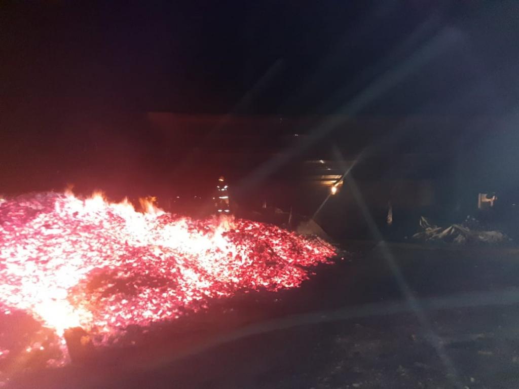 Bombeiros gastaram cerca de 40 mil litros d'água para apagar o fogo no depósito
