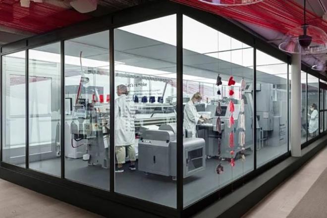 Vitrine da H&M em Estocolmo, com uma máquina recicladora