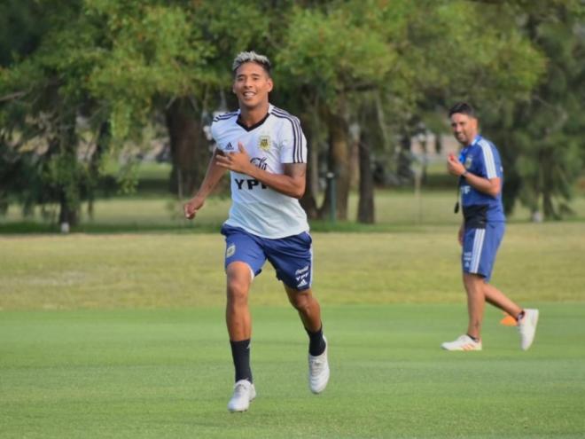 Zaracho desembarcou em Belo Horizonte nesta sexta-feira e assinou contrato de cinco anos com o Galo